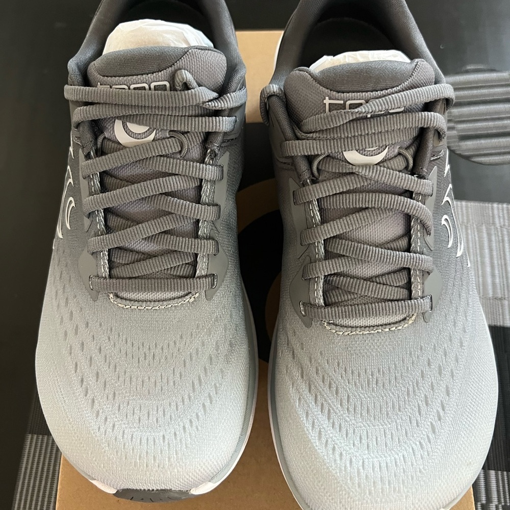 Topo Athletic Phantom4   Woman’s Gray Athletic Sneakers